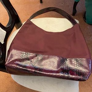 Large over the shoulder bag, textured bottom